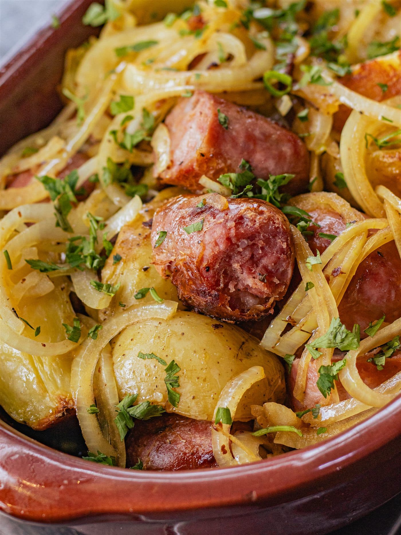 Macarrão com linguiça na travessa de barro